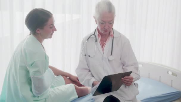 Doctor Senior Specialist Controleren Document Uitleggen Diagnose Verwonden Arm Klembord — Stockvideo