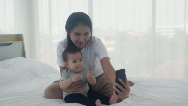 Young Asian Mother Little Baby Girl Newborn Selfie Smart Phone — Stock Video