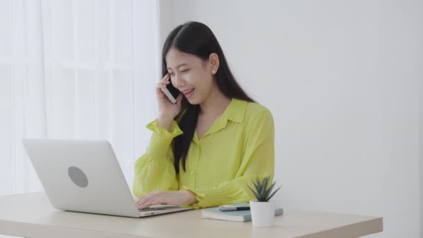 Joven Mujer Negocios Asiática Que Trabaja Desde Casa Oficina Teléfono — Vídeos de Stock