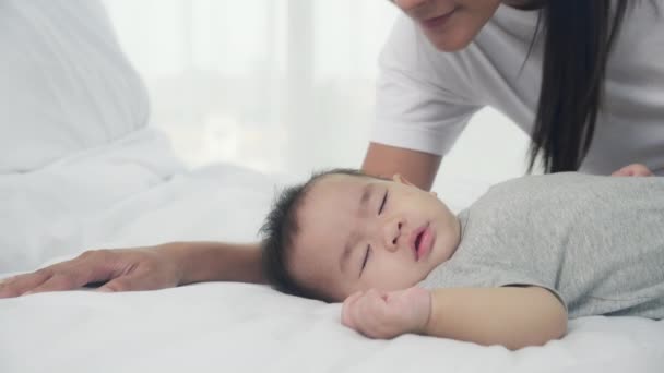 Jovem Mãe Asiática Beijo Bochecha Pequeno Bebê Menina Com Concurso — Vídeo de Stock