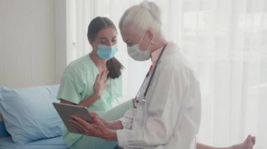 Hasta doktorla konuşuyor. Hastalıktan ve hastanede yatmaktan endişe duyuyor. Depresyonda ve üzgün olan doktor tartışmacı kadın klinikte, anksiyete ve korku, tıbbi ve sağlık konsepti..