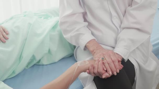 Vriendelijke Arts Senior Hand Hand Aanmoediging Met Patiënt Het Ziekenhuis — Stockvideo