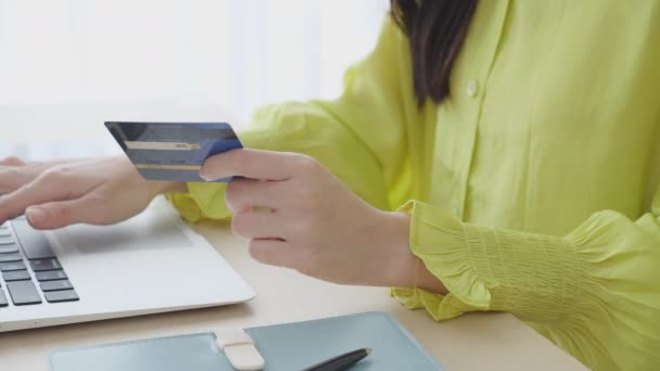 Mão Fechada Jovem Empresária Asiática Usando Computador Portátil Mesa Segurando — Vídeo de Stock