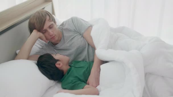 Молодий Батько Син Грають Весело Разом Ліжку Спальні Вдома Стосунки — стокове відео