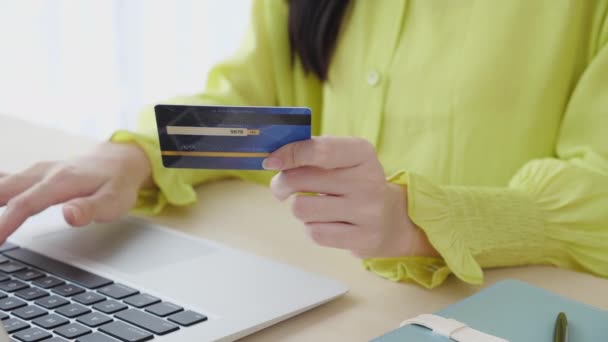 Primer Plano Joven Mujer Negocios Asiática Que Utiliza Ordenador Portátil — Vídeo de stock