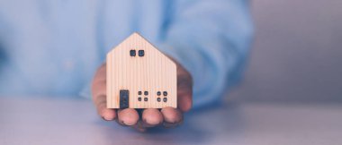 Güvenlik ve bakım, gayrimenkul, maliyet ve kredi ve ipotek, konutun korunması ve konut yatırımına sahip danışman, finans için mülkiyet güvencesi, iş konsepti.