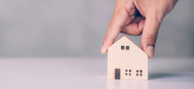 Güvenlik ve bakım, gayrimenkul, maliyet ve kredi ve ipotek, konutun korunması ve konut yatırımına sahip danışman, finans için mülkiyet güvencesi, iş konsepti.