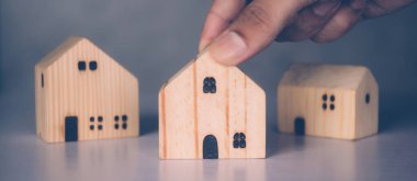 Güvenlik ve bakım için sigorta evi, tercihli gayrimenkul, maliyet ve kredi ve ipotek, konutun korunması ve konut yatırımı, mülkiyet güvencesi, iş konsepti.