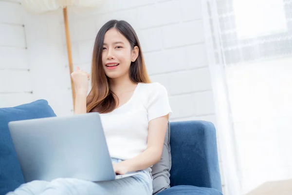 아시아인 사업가는 미소를 집에서 일하고 노트북 컴퓨터를 가지고 소파에서 인터넷에 — 스톡 사진