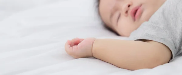 Retrato Asiático Pequena Menina Dormindo Cama Quarto Casa Recém Nascido — Fotografia de Stock