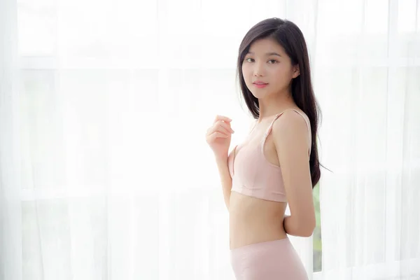 Retrato Bonito Jovem Asiático Mulher Sexy Janela Sorriso Enquanto Acordar — Fotografia de Stock