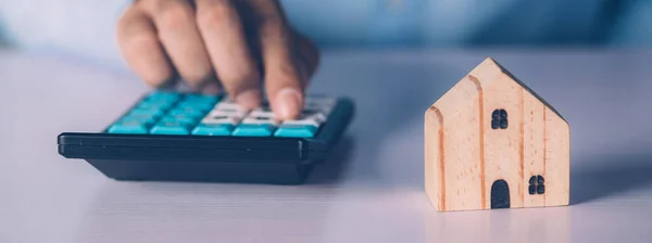 Ręka Biznesmena Planowania Obliczania Kosztów Hipoteki Kalkulatora Domu Biurku Ubezpieczenia — Zdjęcie stockowe