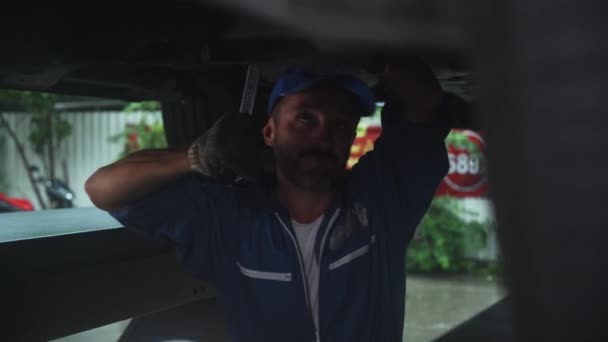 Junger Mann Ist Mechaniker Reparatur Auto Der Garage Mit Professionellen — Stockvideo