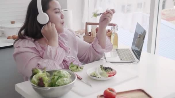 Junge Asiatische Frau Fett Essen Salatessen Und Kopfhörer Zum Hören — Stockvideo