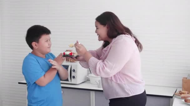 Asiatische Familienbeziehung Mit Sohn Verbietet Mutter Fett Essen Kuchen Der — Stockvideo