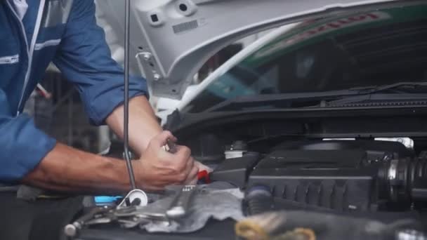 Close Hand Van Mens Monteur Repareren Motor Van Auto Garage — Stockvideo
