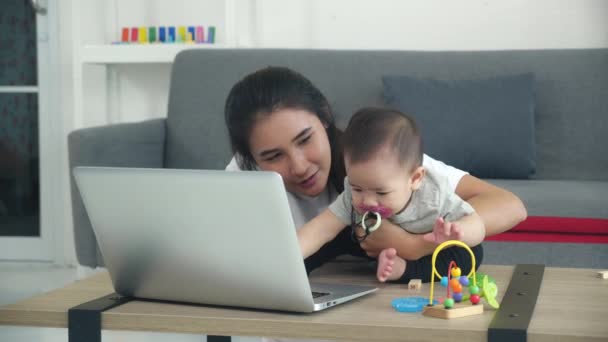 Heureuse Jeune Maman Asiatique Bébé Fille Aide Ordinateur Portable Pour — Video