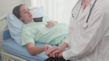 Dost canlısı doktor kıdemli doktor hastanede hastayla el ele tutuşup cesaretlendirme, kadın doktor yardımı ve kadın hastalıkları için şefkat klinik, sağlık ve sağlık hizmetleri kavramında kanser.