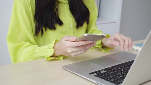 Primer Plano Joven Mujer Negocios Asiática Que Trabaja Ordenador Portátil — Vídeos de Stock