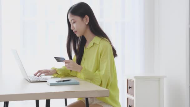 Joven Mujer Negocios Asiática Utilizando Ordenador Portátil Escritorio Celebración Tarjeta — Vídeos de Stock