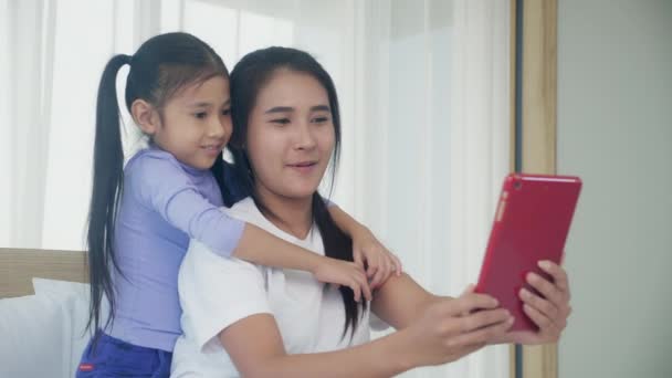 Jovem Asiático Mãe Filha Vídeo Chamada Tablet Computador Saudação Com — Vídeo de Stock