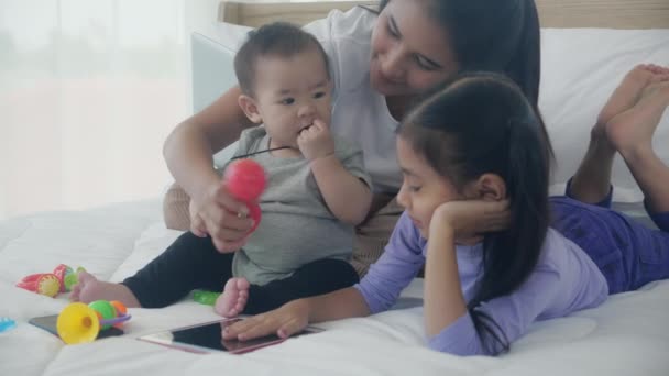 Joven Madre Asiática Niña Acostada Jugando Cama Juntos Mamá Hija — Vídeo de stock