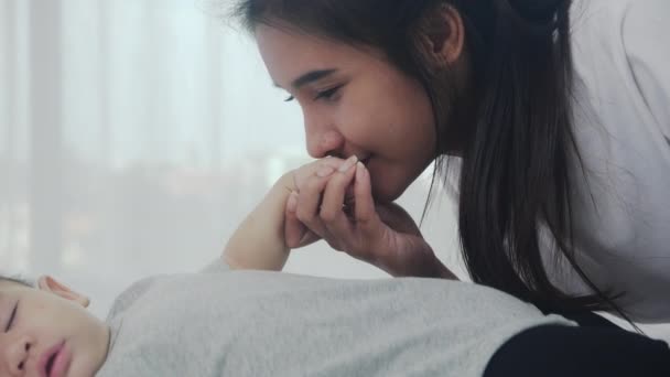 Fechar Jovem Asiático Mãe Beijo Mão Pouco Bebê Menina Com — Vídeo de Stock