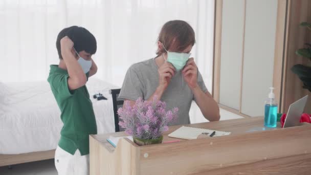 Jeune Père Portant Masque Médical Avec Son Fils Maison Papa — Video