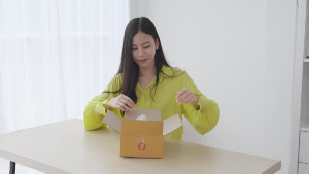Joven Mujer Asiática Desembalaje Caja Paquetes Con Compras Línea Mientras — Vídeos de Stock