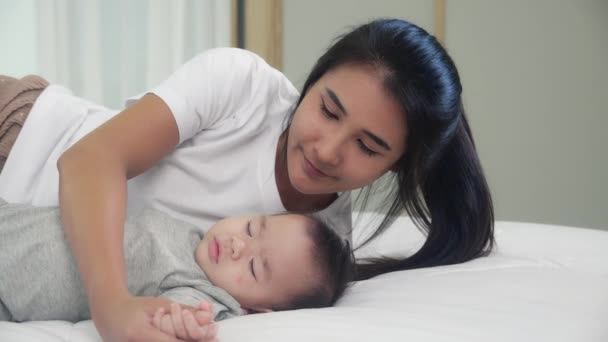 Zbliżenie Młody Azji Matka Pocałunek Mała Dziewczynka Sen Niewinność Łóżko — Wideo stockowe