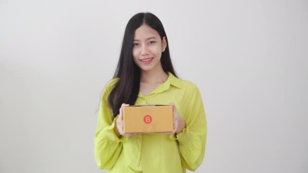 Mujer Asiática Joven Sonriendo Sosteniendo Caja Cartón Casa Mujer Feliz — Vídeos de Stock