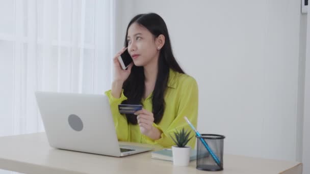 Молода Азіатська Бізнес Леді Розмовляє Смартфоном Тримає Кредитну Картку Під — стокове відео
