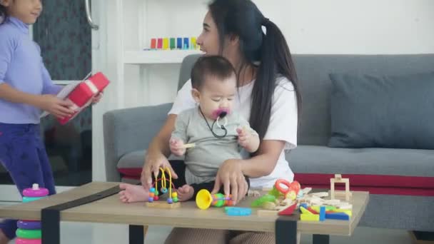 Щасливий Молодий Азіатський День Матері Дочка Дарує Листівку Мамою Вітальні — стокове відео
