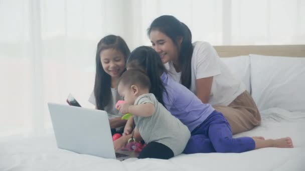 Jovem Mãe Asiática Trabalhando Casa Line Para Internet Com Computador — Vídeo de Stock