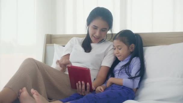 Genç Asyalı Anne Kız Video Görüntüsü Tablet Bilgisayardan Ailemizi Selamlıyor — Stok video