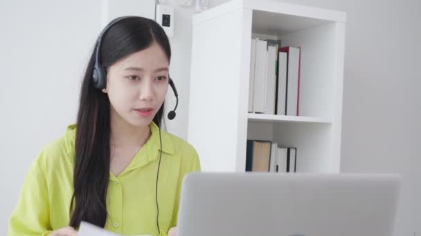 Joven Mujer Negocios Asiática Usando Computadora Portátil Para Videoconferencia Línea — Vídeos de Stock