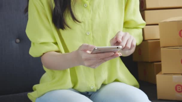 Mladá Asijská Žena Podnikatel Zkontrolovat Objednávku Chytrého Telefonu Zákazníkem Při — Stock video