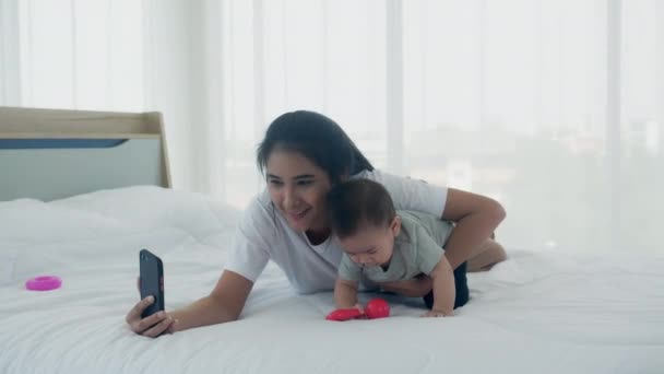 Jovem Mãe Asiática Pequeno Bebê Menina Recém Nascido Selfie Com — Vídeo de Stock