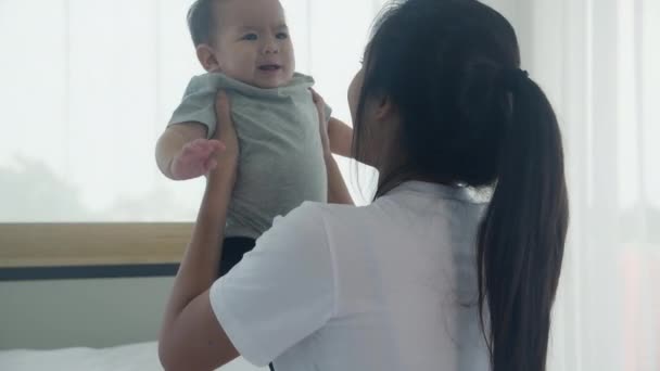 Joven Madre Asiática Sosteniendo Niña Pequeña Juntos Dormitorio Casa Mamá — Vídeo de stock