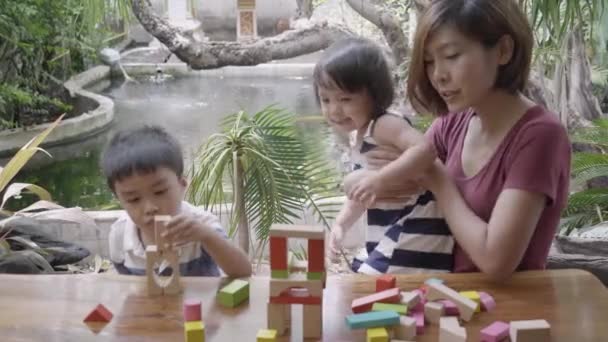 Молода Азіатська Мати Діти Грають Головоломку Дерев Яна Блокова Іграшка — стокове відео