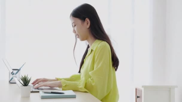 Mladá Asijská Podnikatelka Pracující Notebooku Stole Domácí Kanceláři Volné Noze — Stock video