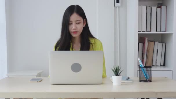 Young Asian Businesswoman Working Laptop Computer Desk Home Office Freelance — Stock Video