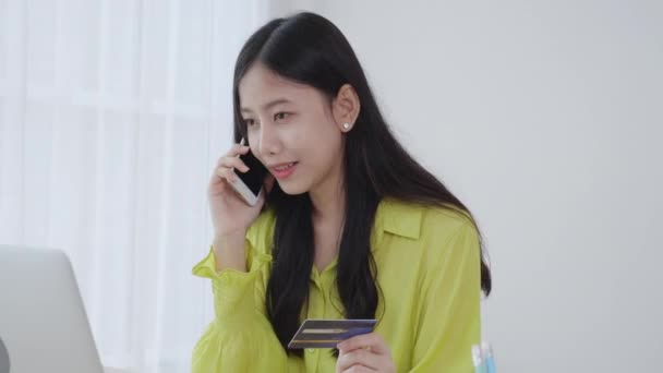 Jeune Femme Affaires Asiatique Parlant Téléphone Intelligent Tenant Carte Crédit — Video