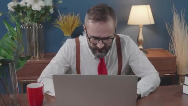 Senior Geschäftsmann Arbeitet Laptop Computer Mit Verärgert Und Frustriert Ausdruck — Stockvideo