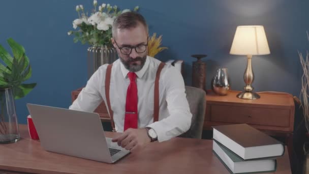 Senior Amerikanischer Geschäftsmann Arbeitet Laptop Computer Und Schaut Uhr Home — Stockvideo