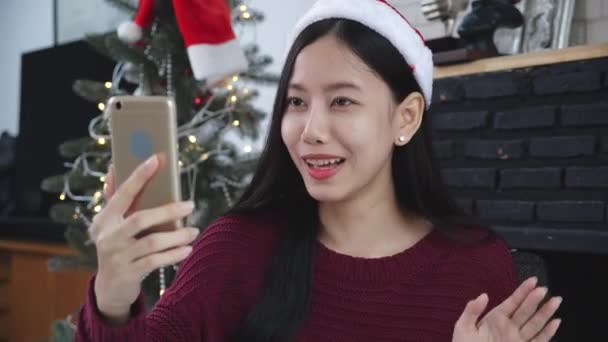 Молодая Азиатка Селфи Видео Звонок Онлайн Друзьями Рождество Телефону Дому — стоковое видео
