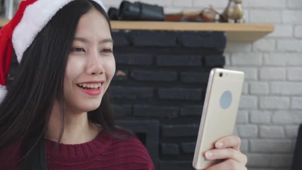 Joven Asiática Selfie Video Llamada Línea Con Amigos Día Navidad — Vídeos de Stock