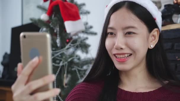 Молодая Азиатка Селфи Видео Звонок Онлайн Друзьями Рождество Телефону Дому — стоковое видео