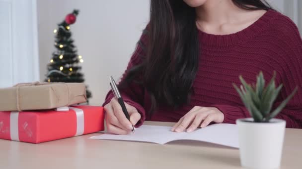 Nahaufnahme Hand Einer Jungen Asiatischen Frau Die Weihnachten Hause Postkarte — Stockvideo