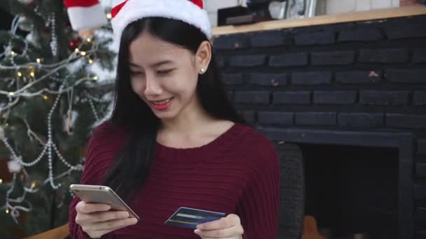 Genç Asyalı Kadın Noel Kredi Kartıyla Online Alışveriş Yapıyor Telefonla — Stok video